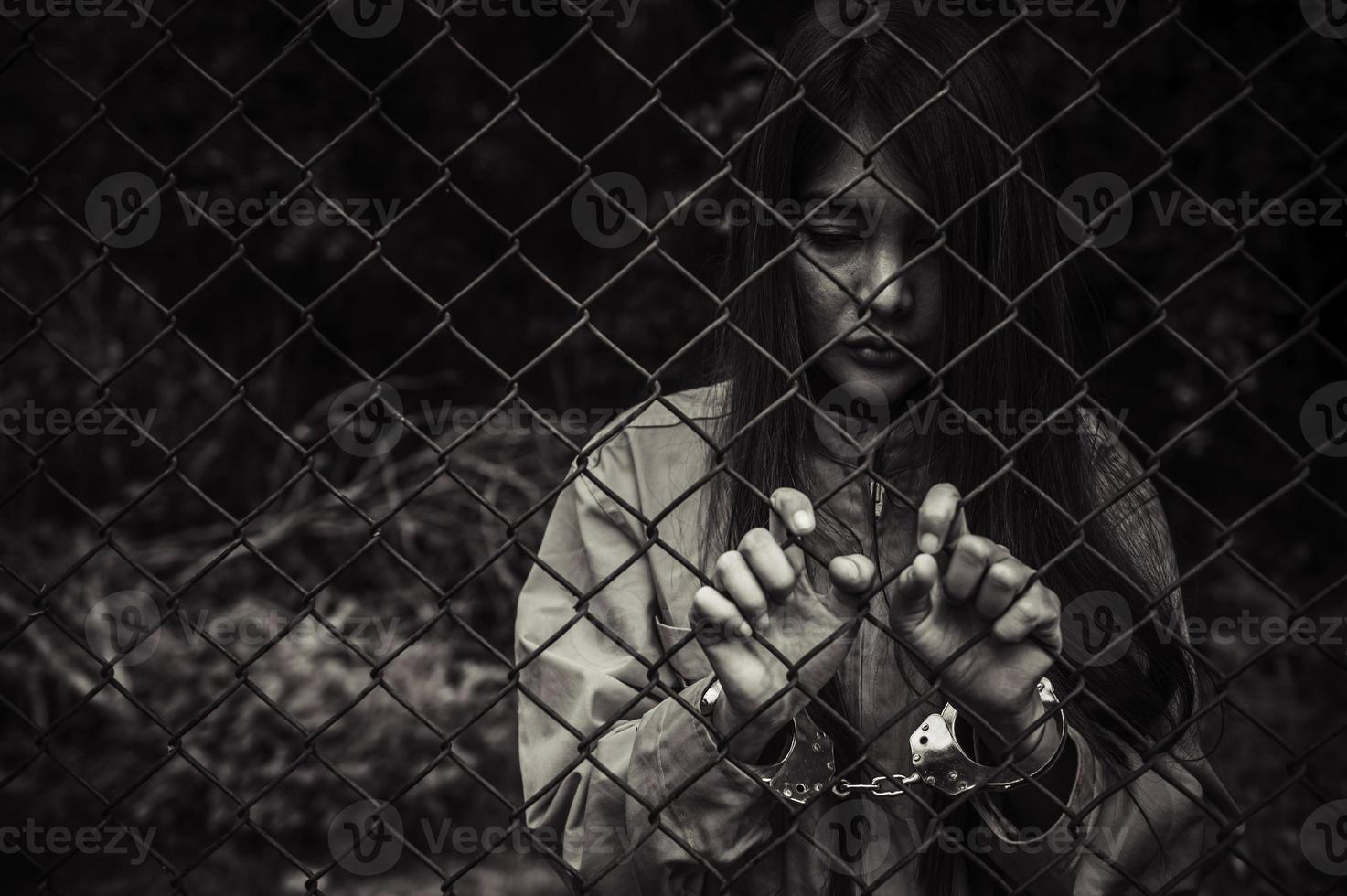 retrato de mulheres desesperadas para pegar a prisão de ferro, conceito de prisioneiro, povo da tailândia, espero ser livre, se violar a lei seria preso e encarcerado. foto