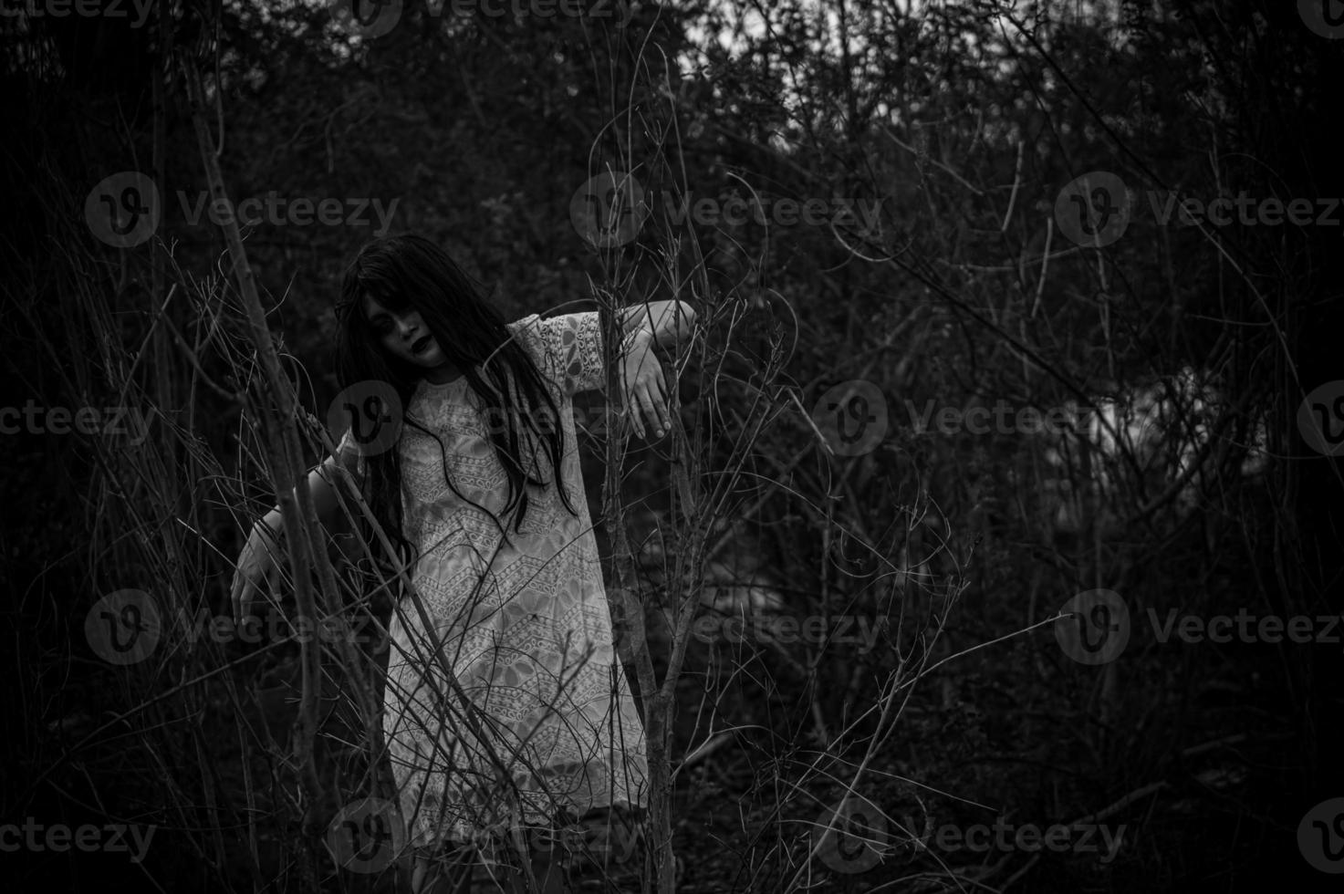 retrato do ásia mulher faço acima fantasma face às a pântano, horror dentro água cena, assustador às rio, dia das bruxas cartaz, tailândia pessoas foto