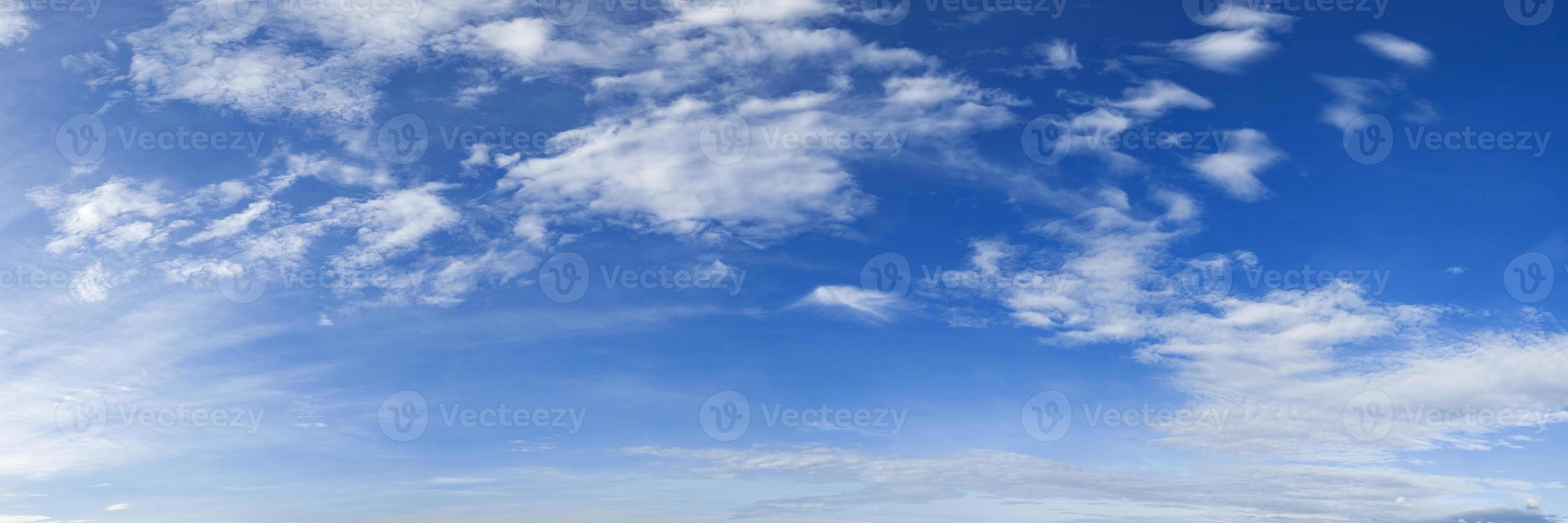 céu panorâmico com nuvem em um dia ensolarado. bela nuvem cirrus. foto