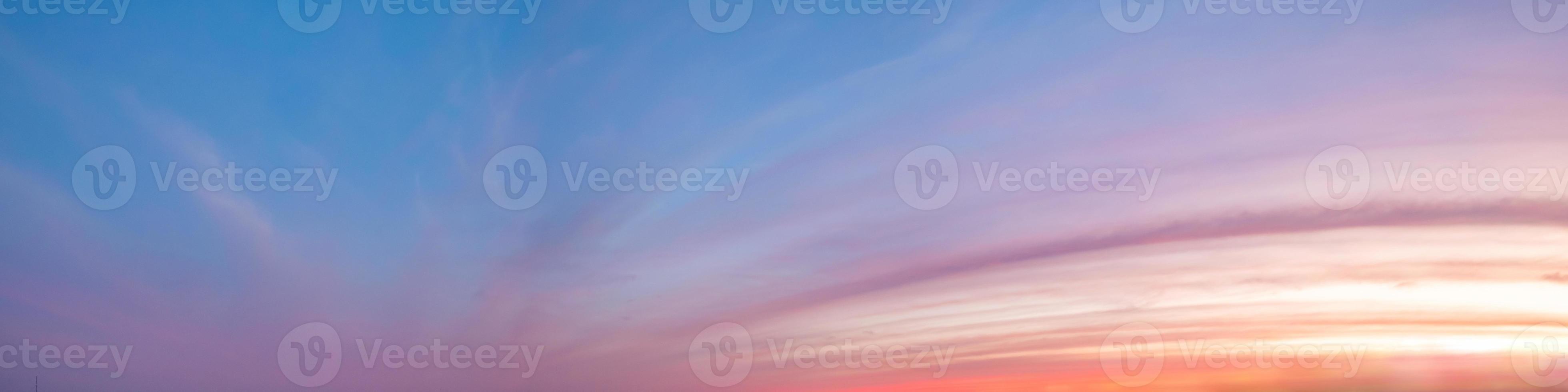 céu dramático panorama com nuvem na hora do nascer e do pôr do sol. imagem panorâmica. foto