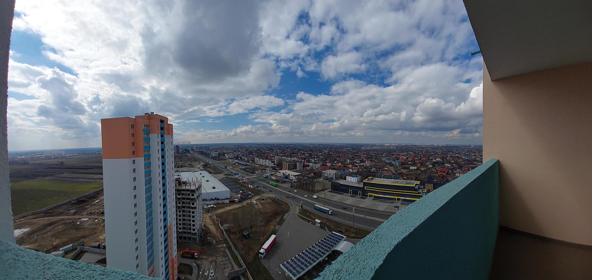 Kyiv, Ucrânia - marcha 22, 2023 panorama do a cidade a partir de a altura do uma de vários andares construção foto