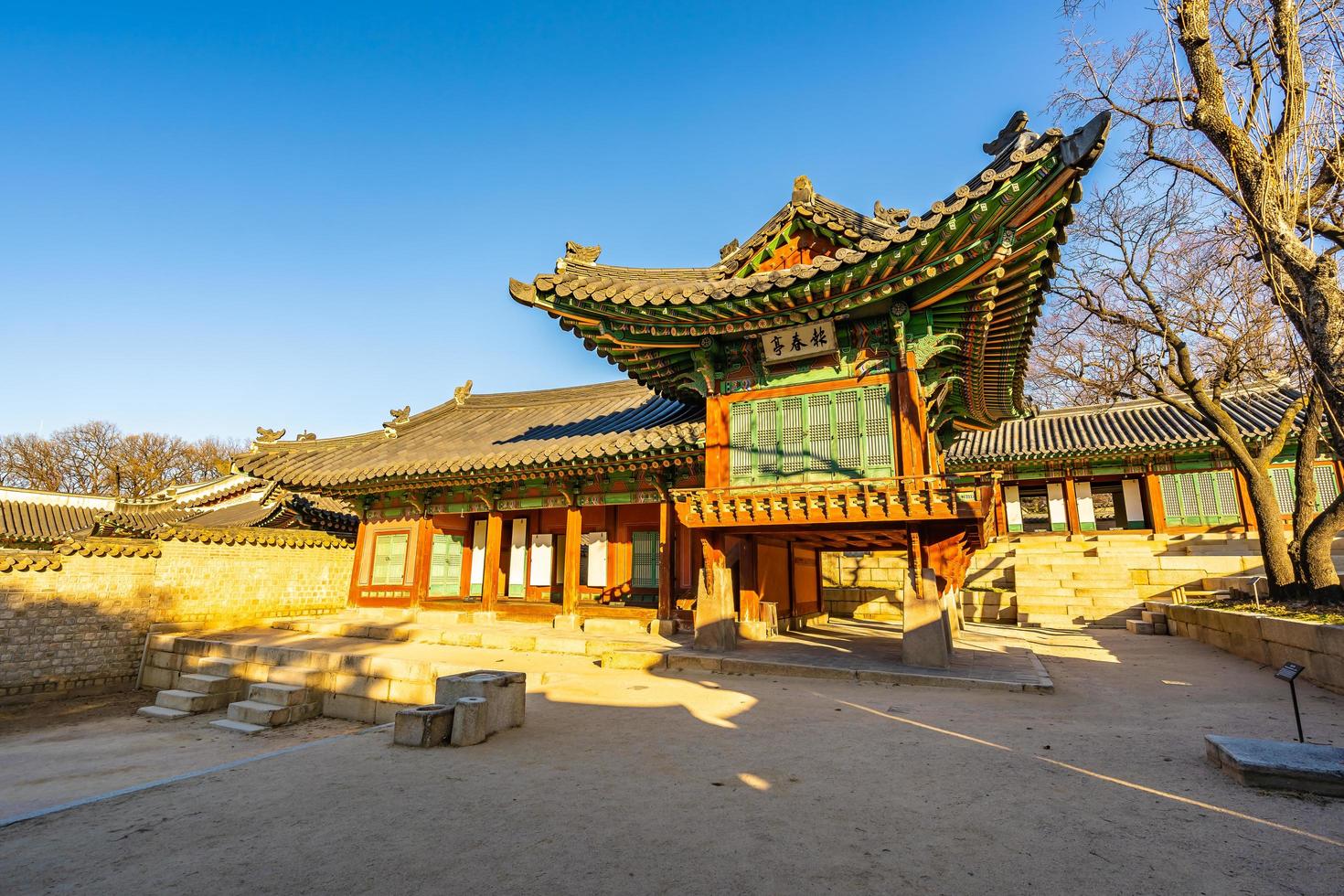 palácio de changdeokgung na cidade de seul, coreia do sul foto