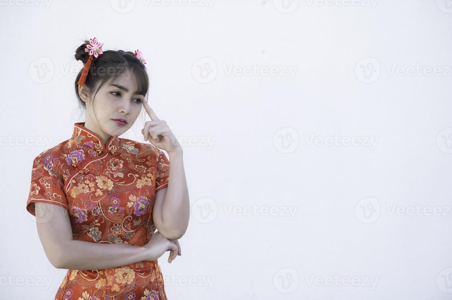 retrato lindo ásia mulher dentro cheongsam vestido, tailândia gente, feliz chinês Novo ano conceito, feliz ásia senhora dentro chinês tradicional vestir foto