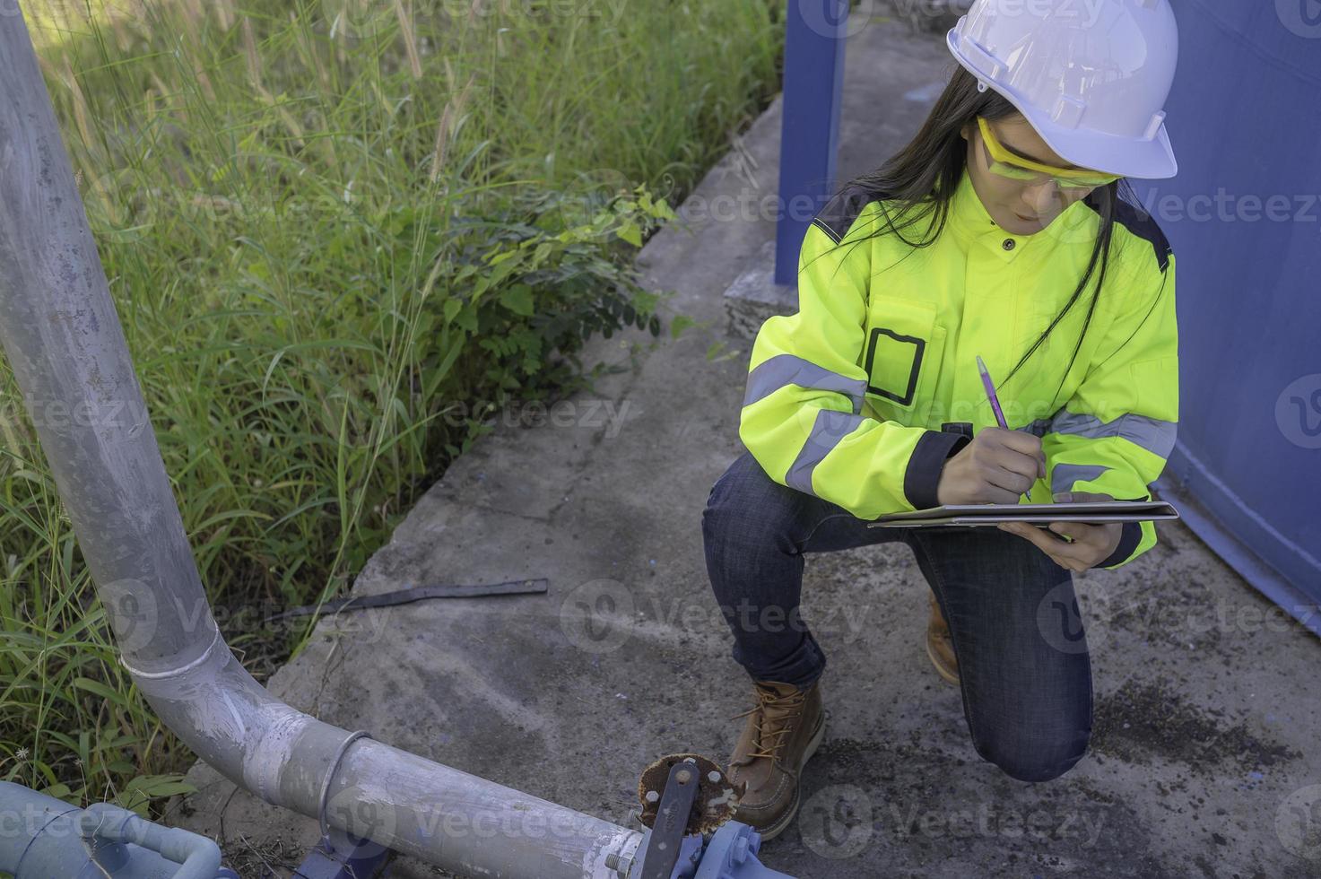 engenheiros ambientais trabalham em estações de tratamento de águas residuais, técnico de encanador feminino trabalhando no abastecimento de água foto