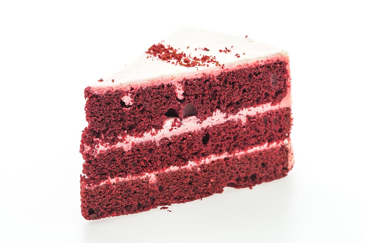 bolo de veludo vermelho isolado no fundo branco foto