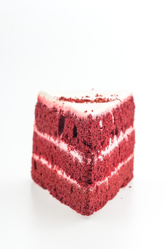 bolo de veludo vermelho isolado no fundo branco foto