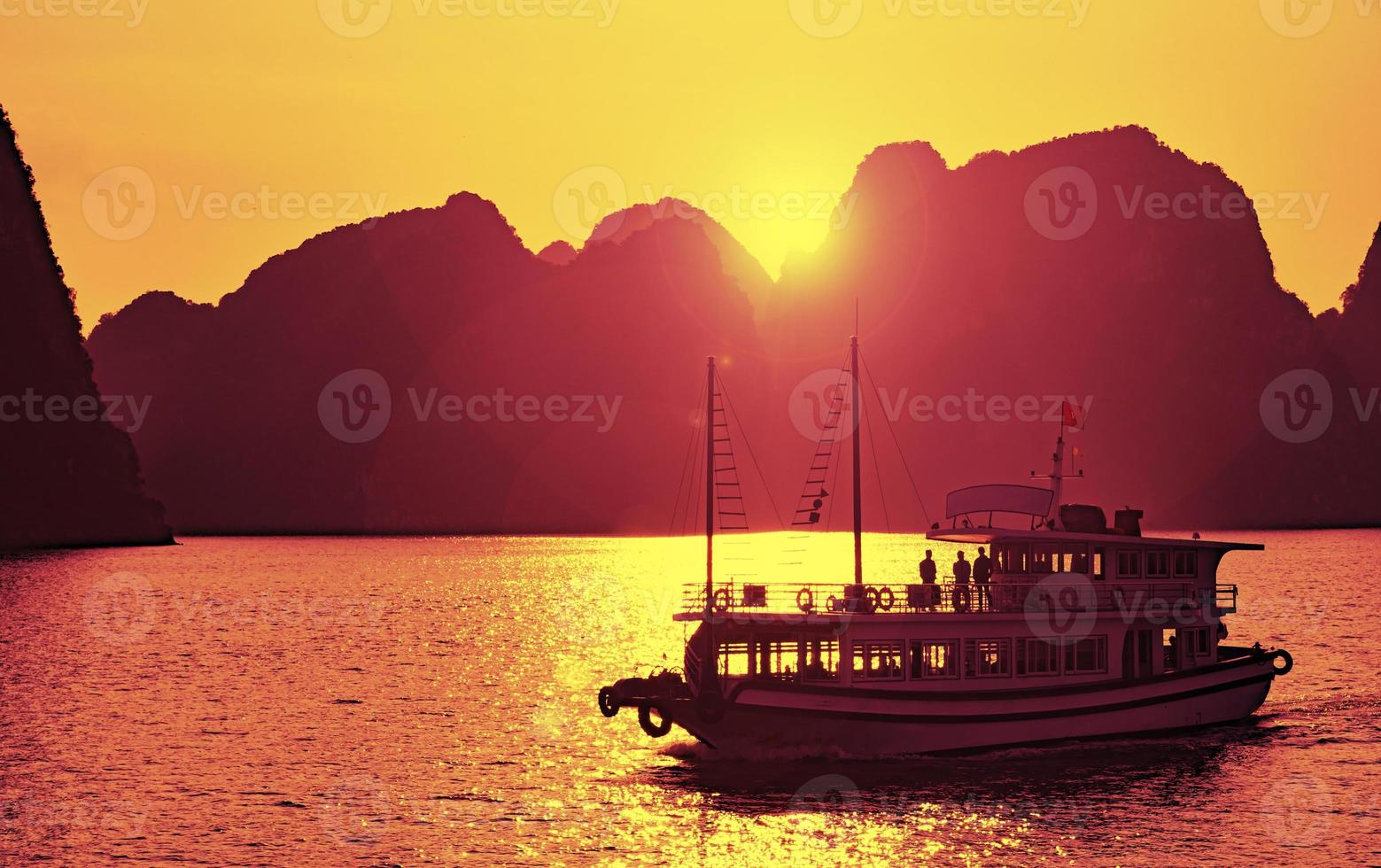 pôr do sol às ha grandes baía, uma unesco local dentro Vietnã foto