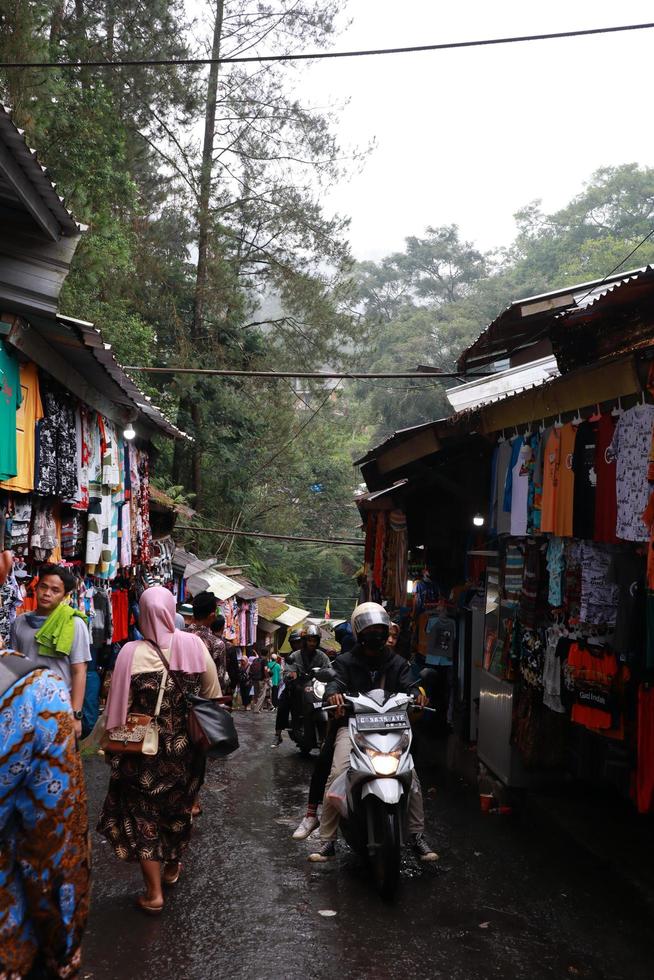 tegal, janeiro 2023. foto do uma vendedor em a lado do a guci turista estrada. para recordações com vários tipos ser vendido, tal Como frutas, doces, roupas. lotado com visitantes quem quer para fazer compras.