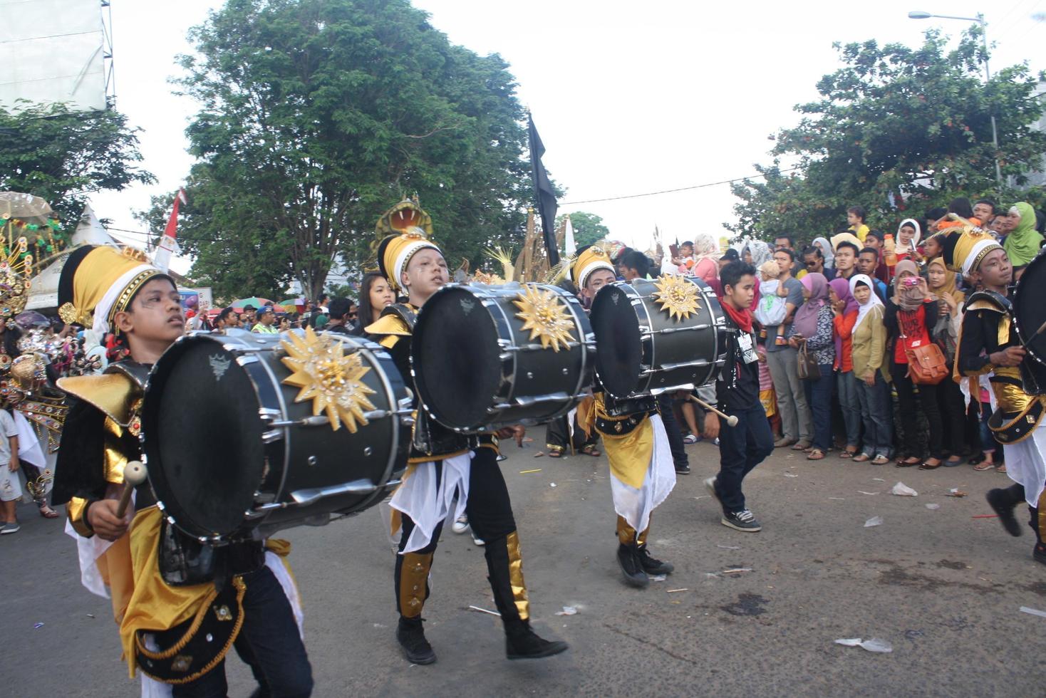 jember, Jawa timur, Indonésia - agosto 25, 2015 jember moda carnaval participantes estão dando seus melhor desempenho com seus fantasias e expressões durante a evento, seletivo foco. foto