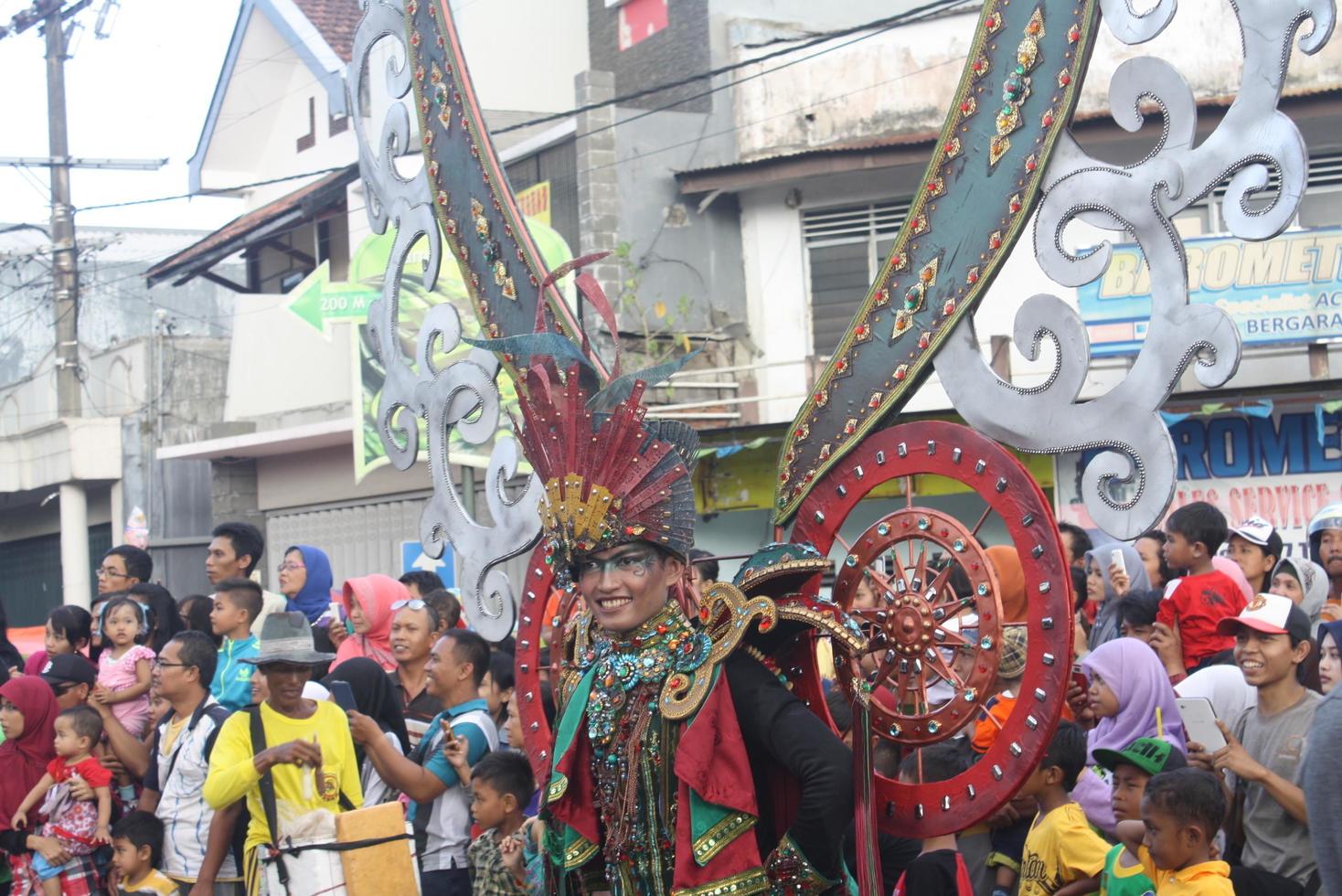 jember, Jawa timur, Indonésia - agosto 25, 2015 jember moda carnaval participantes estão dando seus melhor desempenho com seus fantasias e expressões durante a evento, seletivo foco. foto