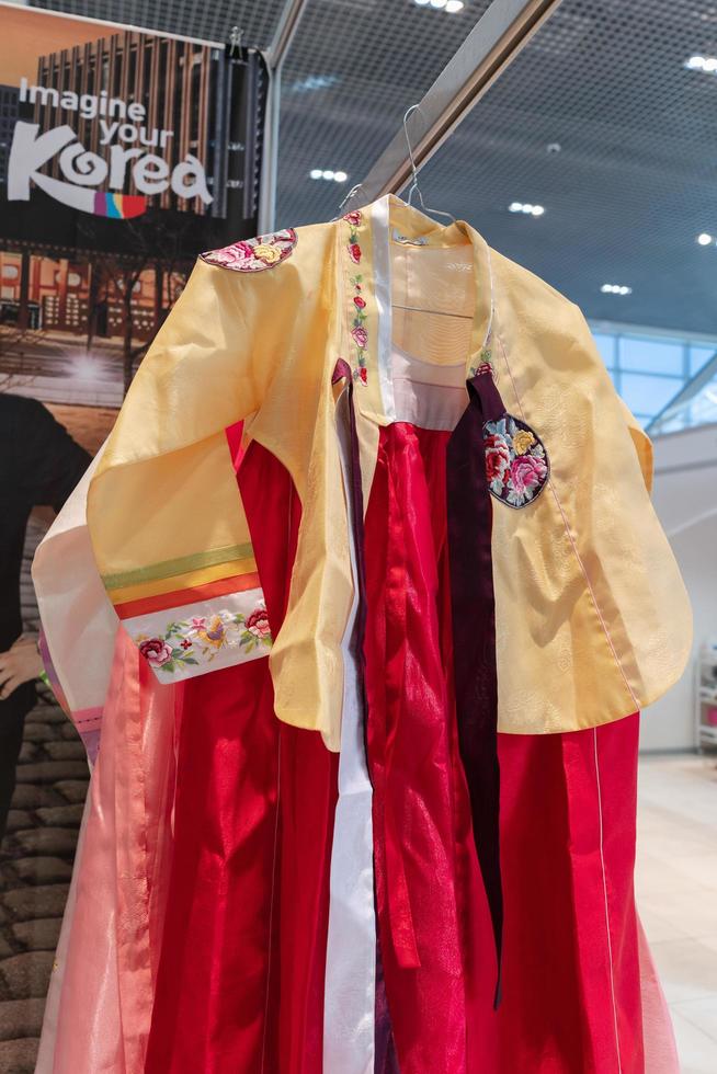 kamchatka, Rússia, outubro 17, 2019 - hanbok - coreano tradicional mulheres roupas vibrante cor para vestuário durante tradicional ocasiões festivais, celebrações, cerimônias. vestir suspensão em roupas cabide. foto