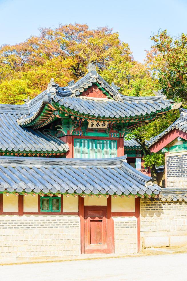 edifícios no palácio de changdeokgung na cidade de seul, coreia do sul foto