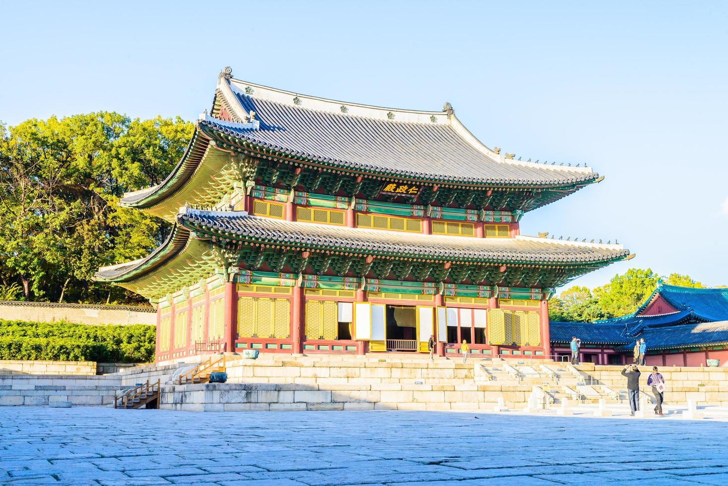 edifícios no palácio de changdeokgung na cidade de seul, coreia do sul foto