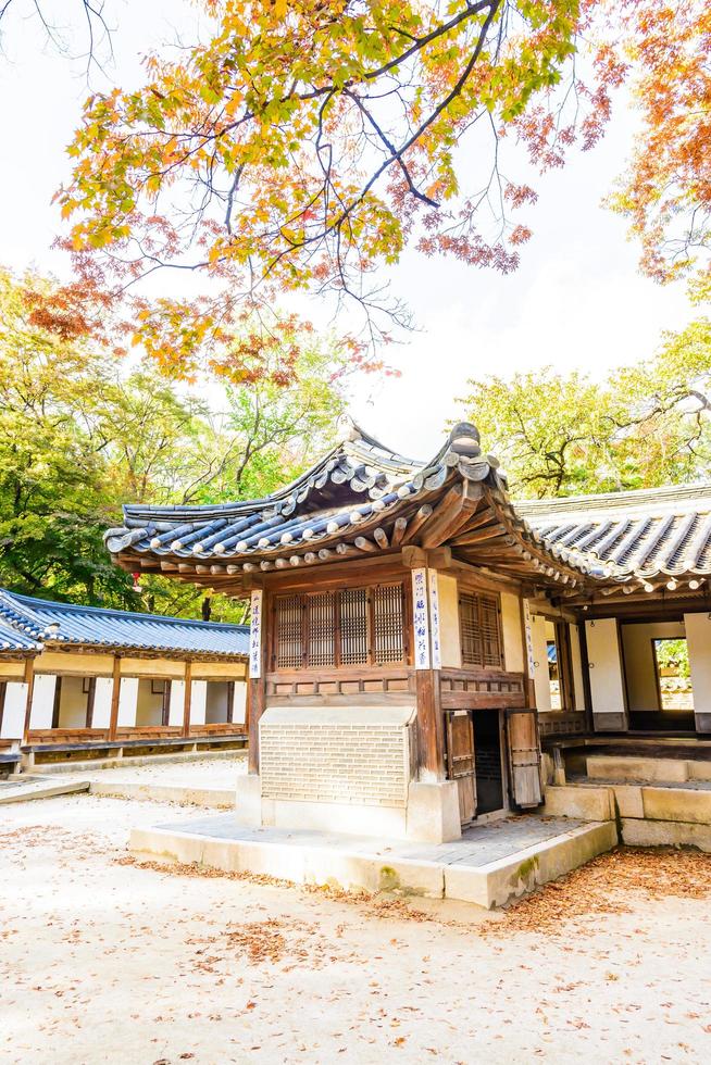 edifícios no palácio de changdeokgung na cidade de seul, coreia do sul foto