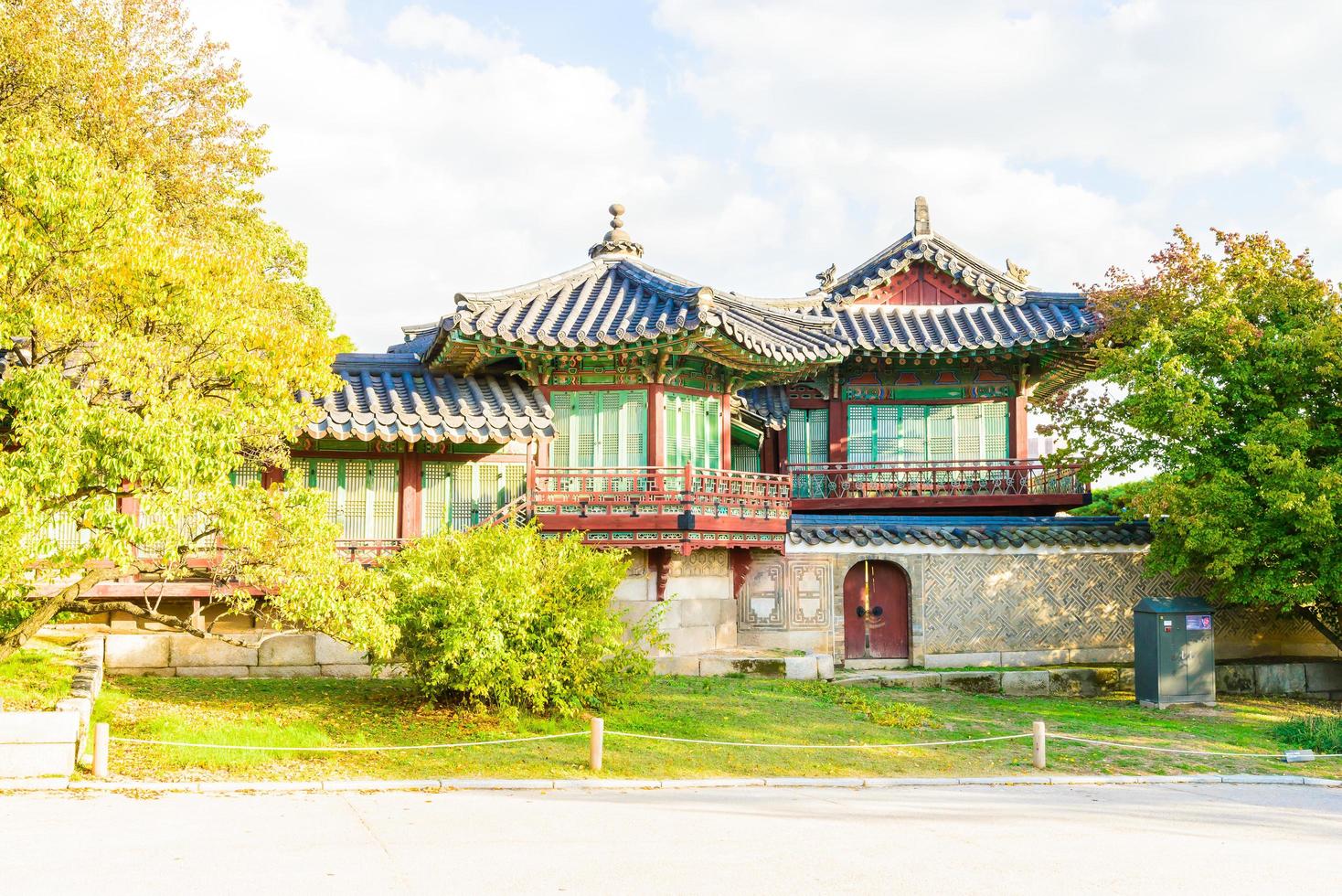 edifícios no palácio de changdeokgung na cidade de seul, coreia do sul foto