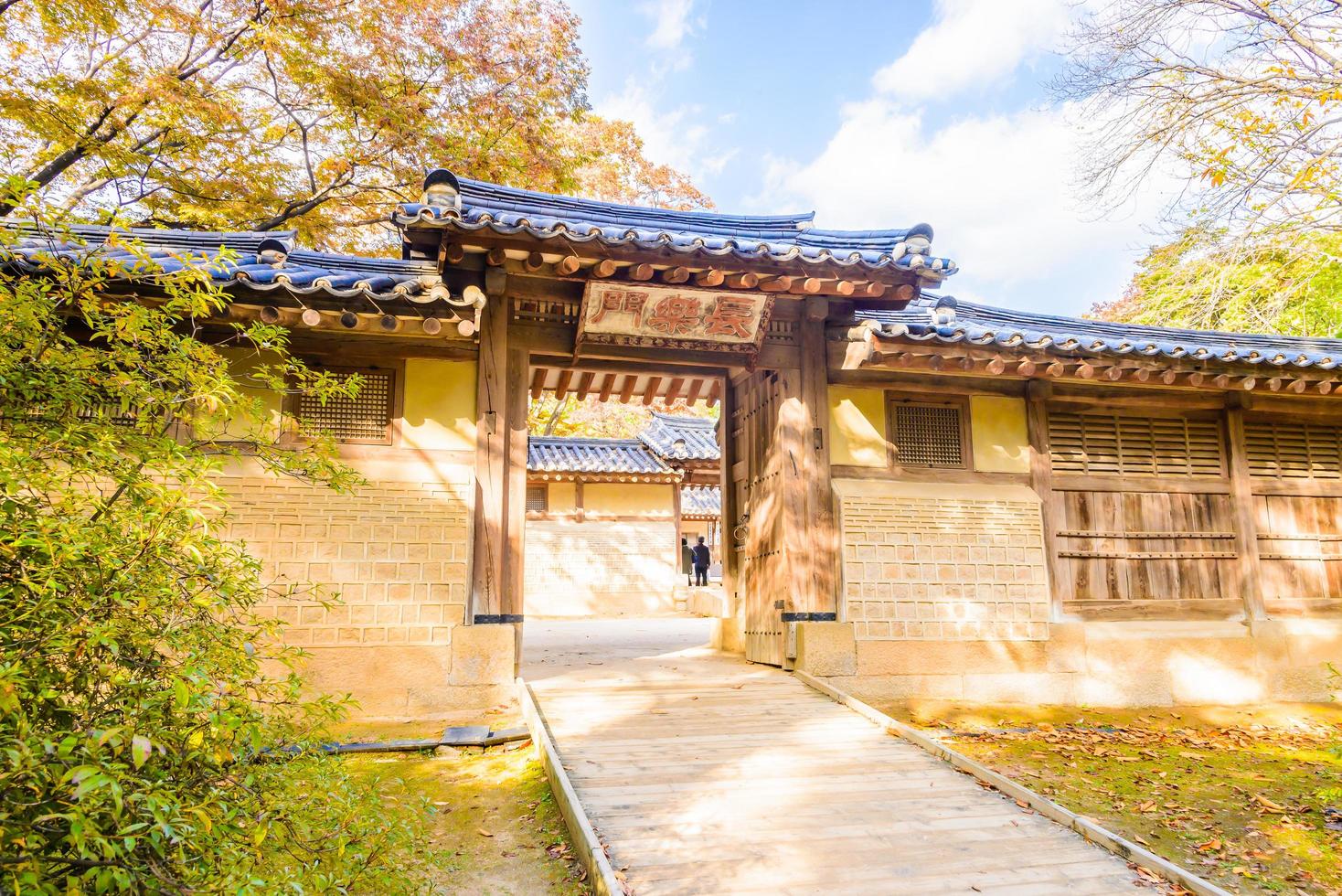 edifícios no palácio de changdeokgung na cidade de seul, coreia do sul foto