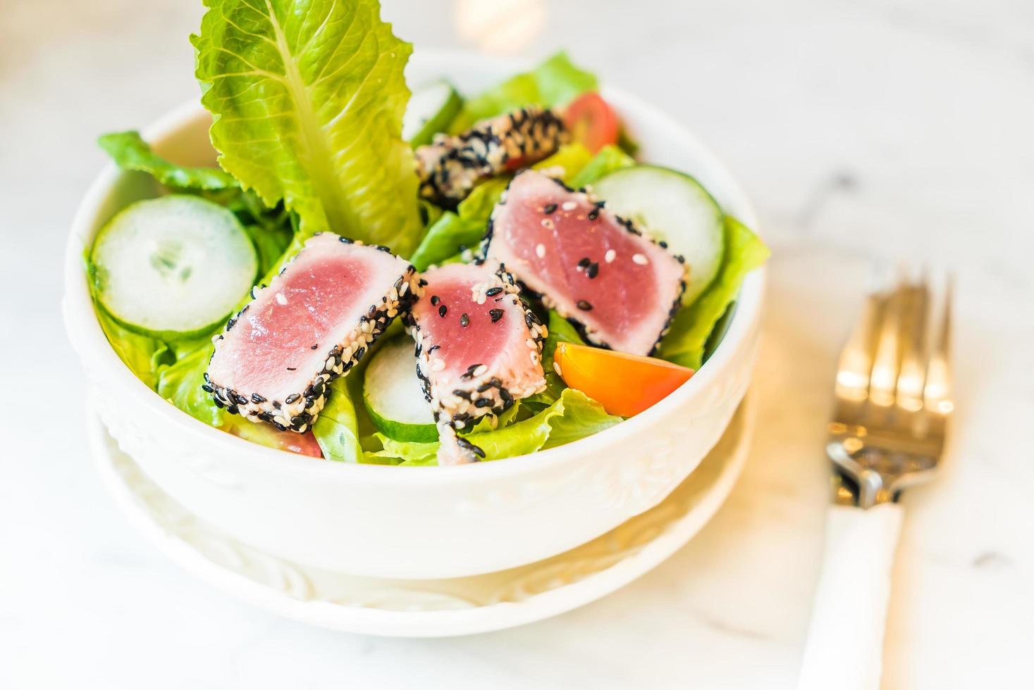 Salada de atum grelhado em tigela branca - comida saudável foto