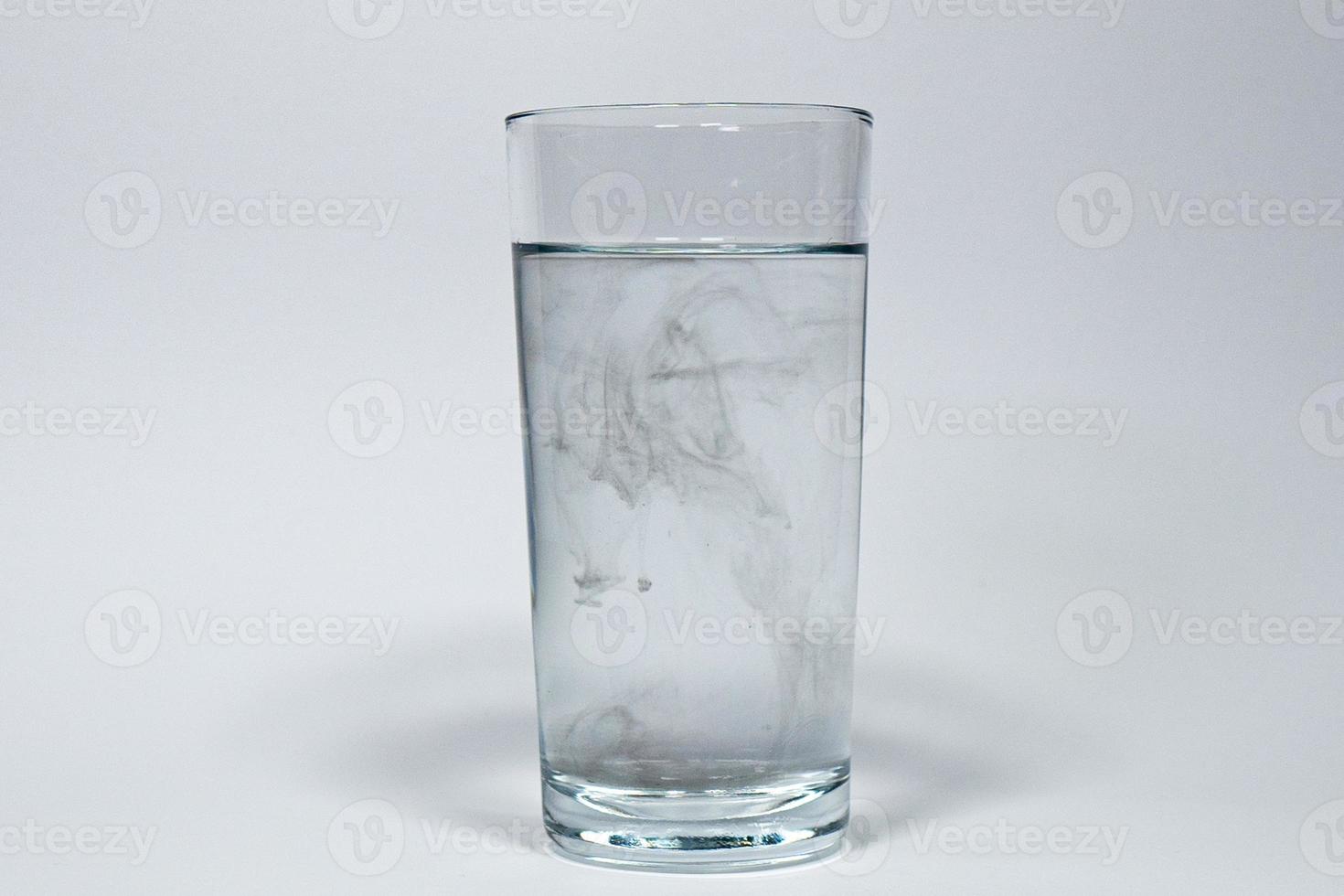 vidro do água com Preto cor aqua frescor foto