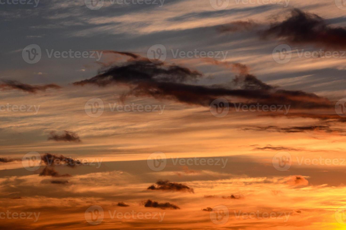 céu colorido ao pôr do sol foto