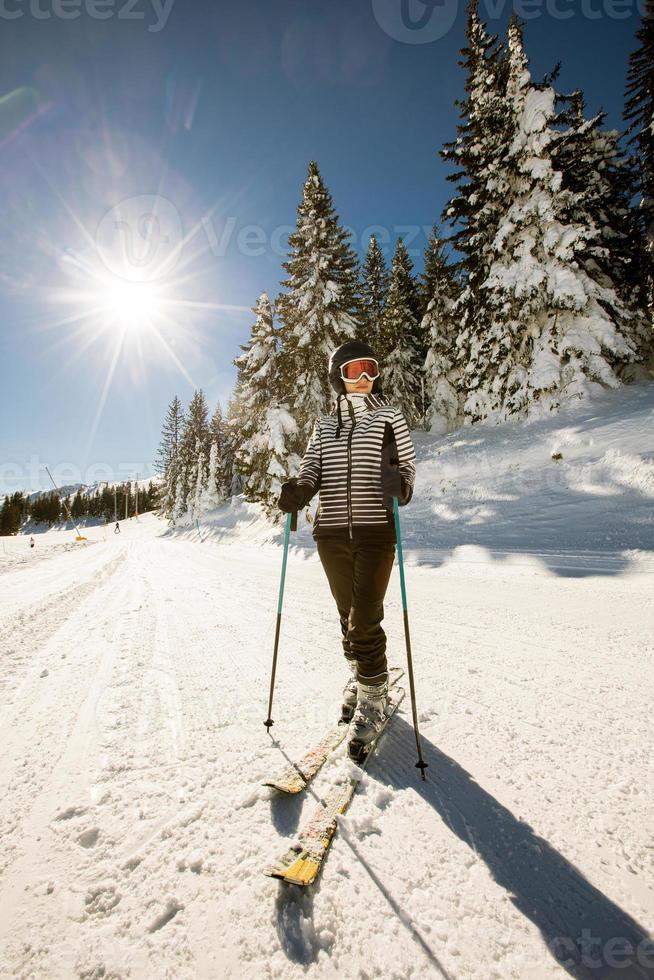 jovem mulher desfrutando inverno dia do esquiar Diversão dentro a neve foto