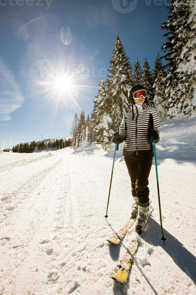 jovem mulher às inverno esquiar bênção, uma ensolarado dia aventura foto