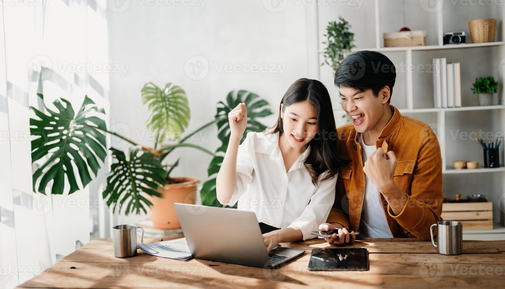 jovem ásia o negócio equipe criativo pessoas de negócio colega de trabalho, trabalho em equipe a comemorar realização e dentro planejamento Projeto dentro criativo dentro escritório foto