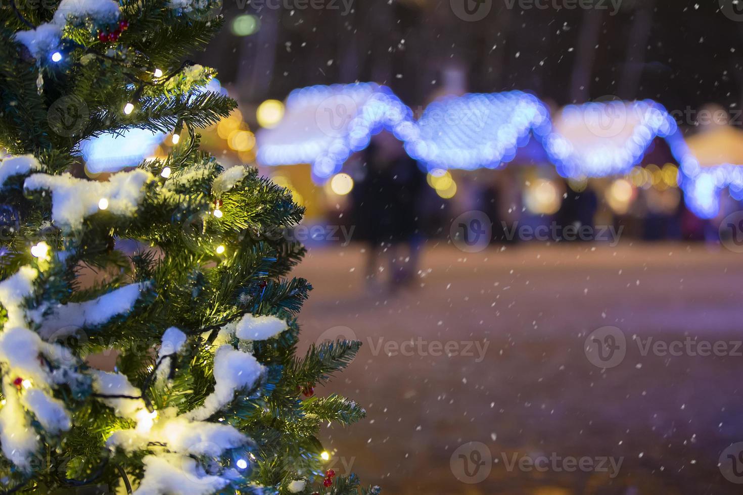 Natal cidade fundo .Natal árvores às a festivo justo. foto