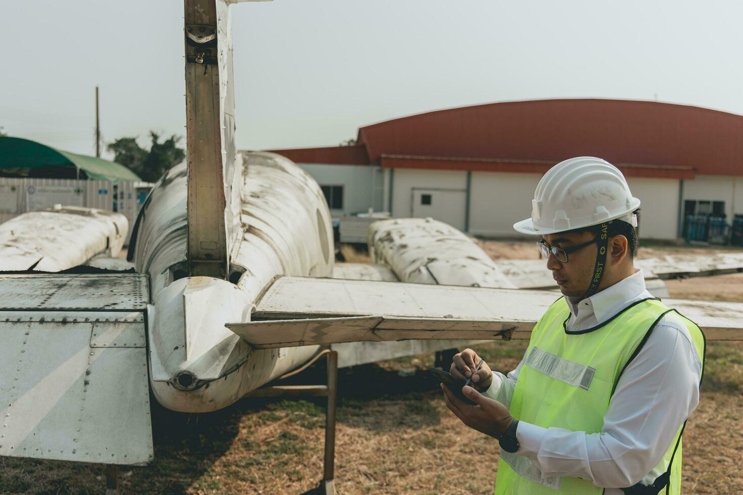 aeronave mecânico examinando avião asa foto