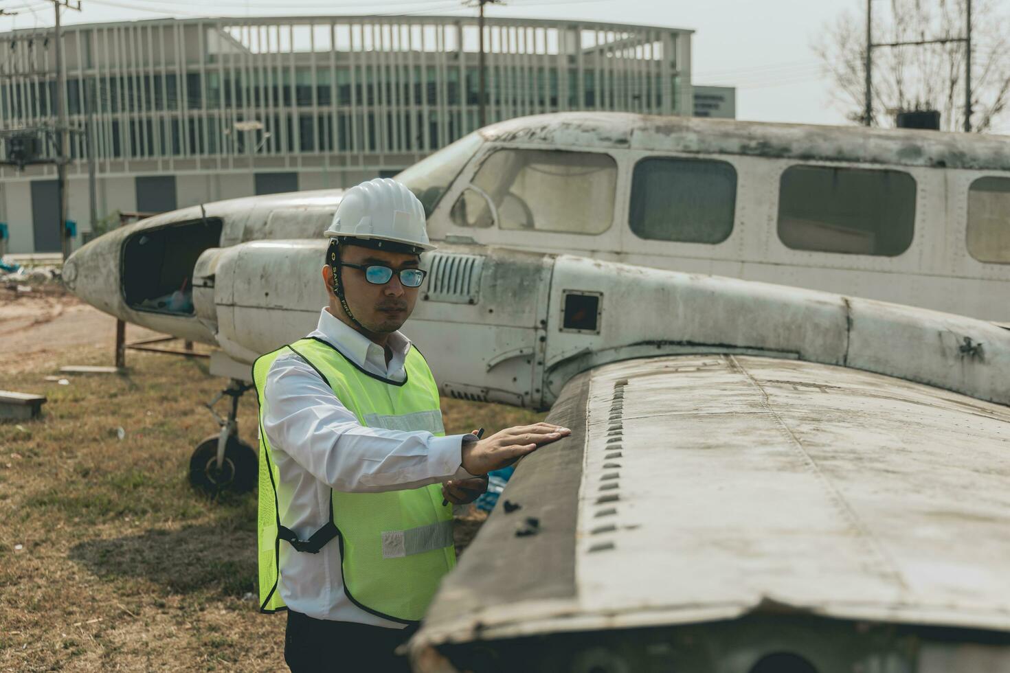 aeronave mecânico examinando avião asa foto