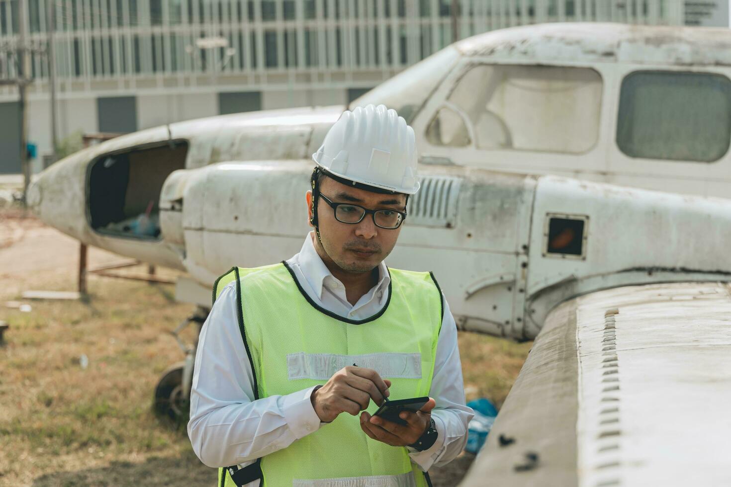 aeronave mecânico examinando avião asa foto