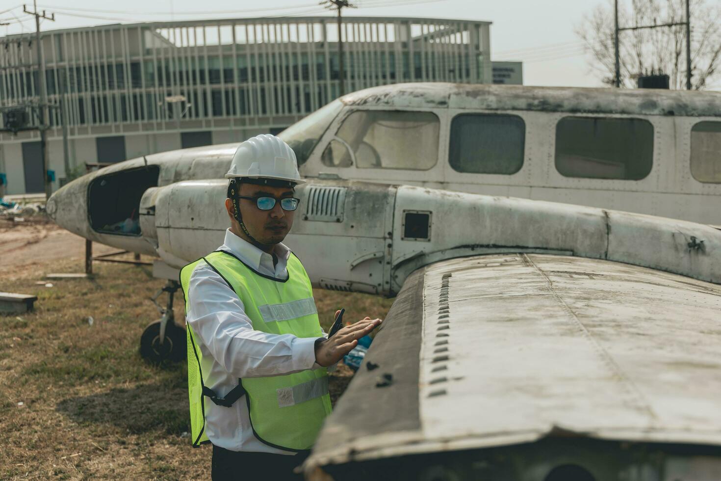 aeronave mecânico examinando avião asa foto