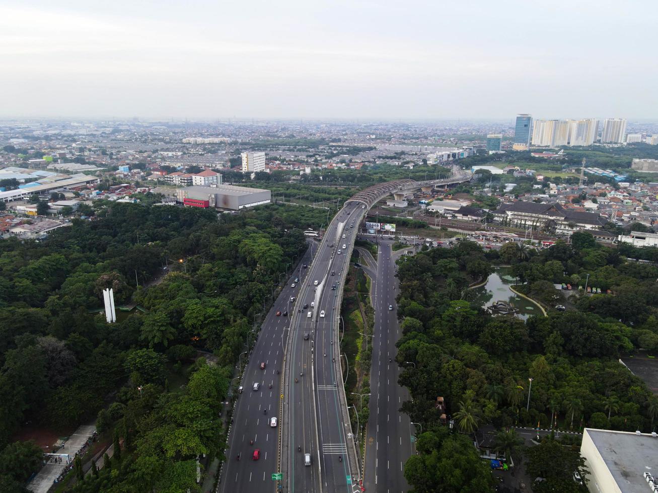 Bekasi, Indonésia 2021- vista aérea de rodovias e edifícios com pôr do sol e nuvens foto