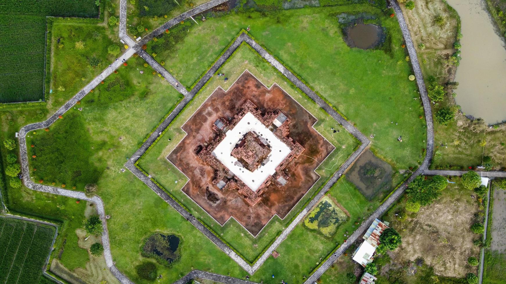 Karawang, Indonésia 2021 - vista aérea do templo Blandongan em Karawang e cercada por grama verde foto