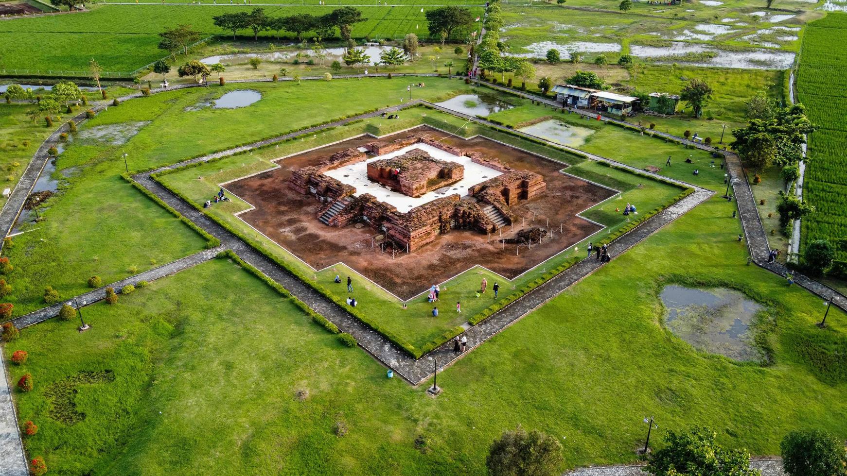 Karawang, Indonésia 2021 - vista aérea do templo Blandongan em Karawang e cercada por grama verde foto