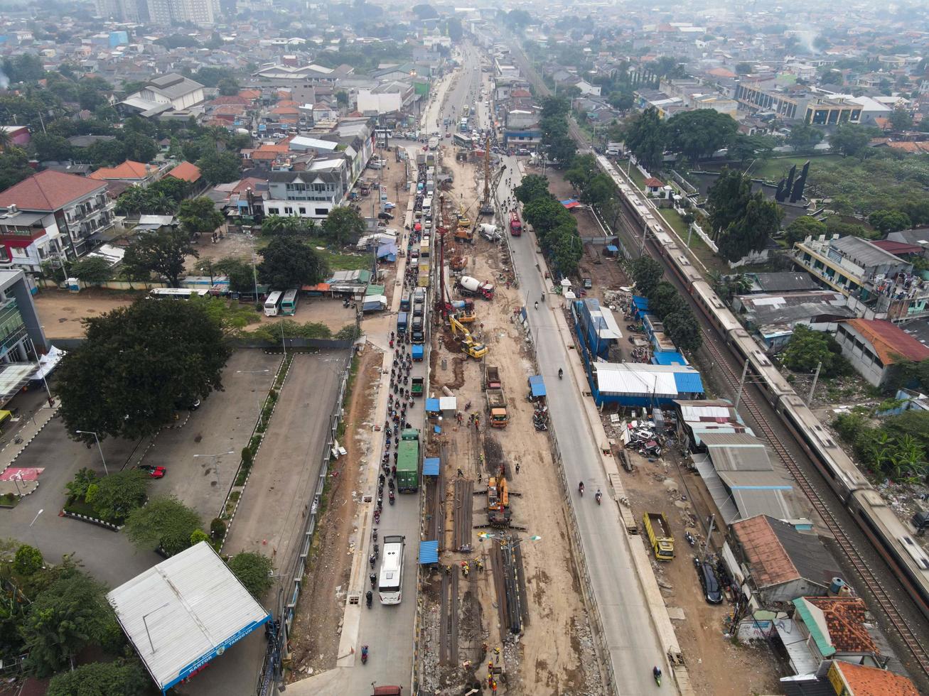 Bekasi, Indonésia 2021- engarrafamento nas ruas poluídas de Bekasi com o maior número de veículos motorizados e congestionamento de trânsito foto