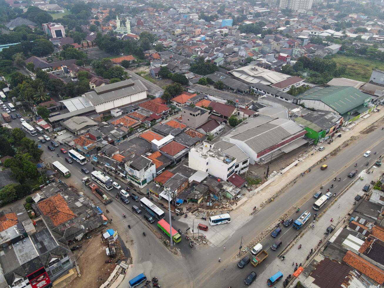 Bekasi, Indonésia 2021- engarrafamento nas ruas poluídas de Bekasi com o maior número de veículos motorizados e congestionamento de trânsito foto