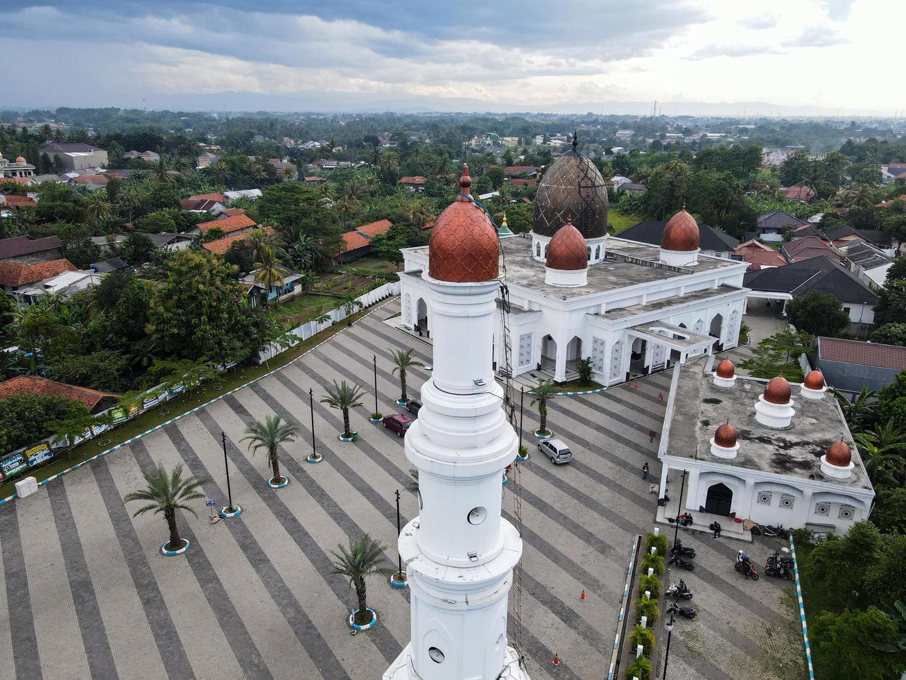 depok, indonésia 2021 - panorama da mesquita do centro de nurul mustofa, vista da maior mesquita de depok foto