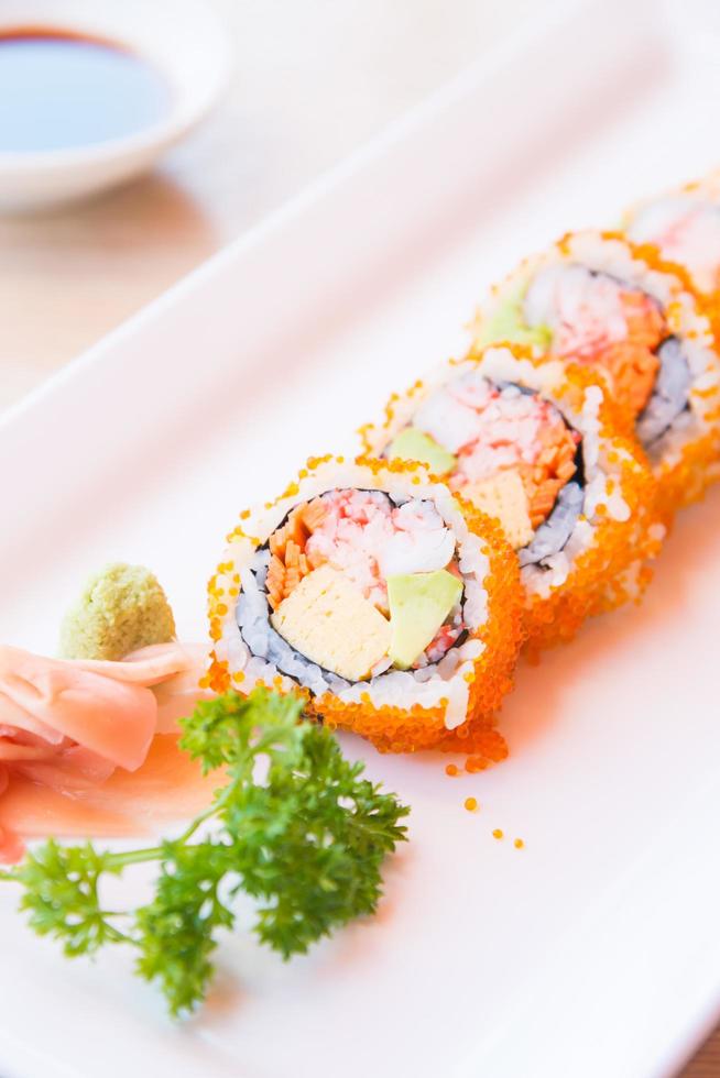 ponto de foco seletivo california roll maki sushi foto