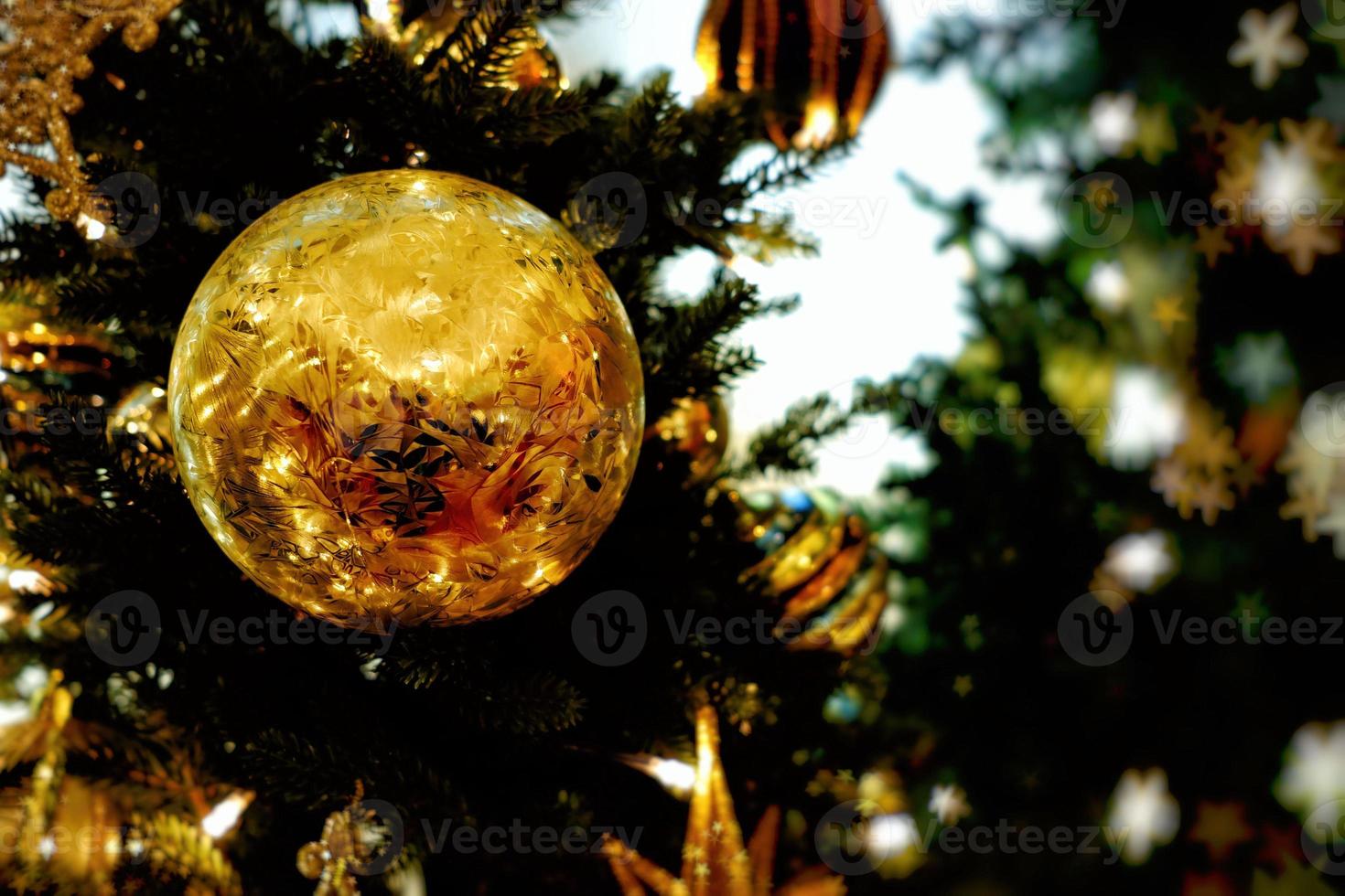 brilhar enfeite bola em Natal árvore com lindo bokeh fundo. foto