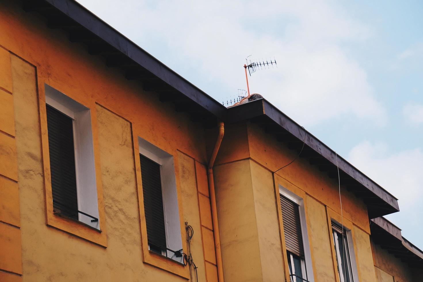 antena de tv no telhado de uma casa foto