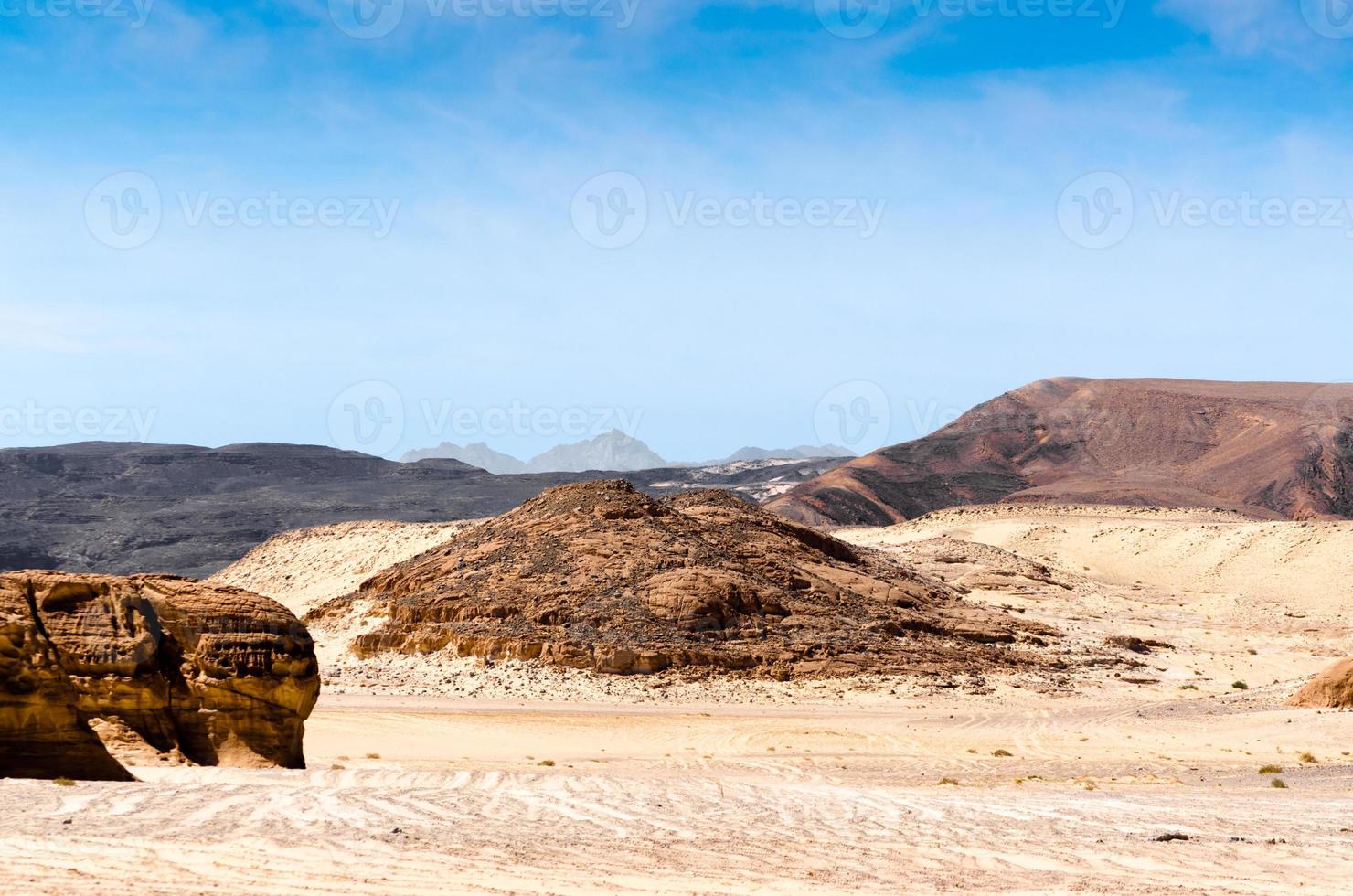 montanhas rochosas marrons foto