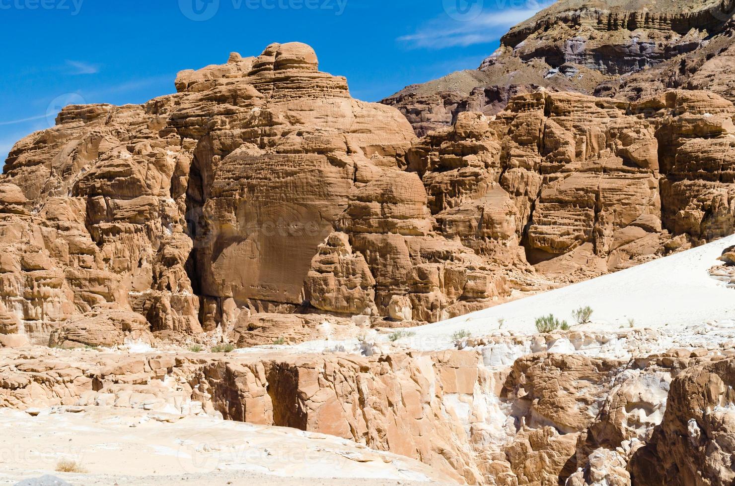 formações rochosas marrons em um deserto foto