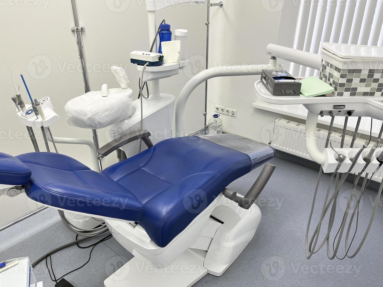 uma azul dental cadeira dentro uma dental escritório. foto