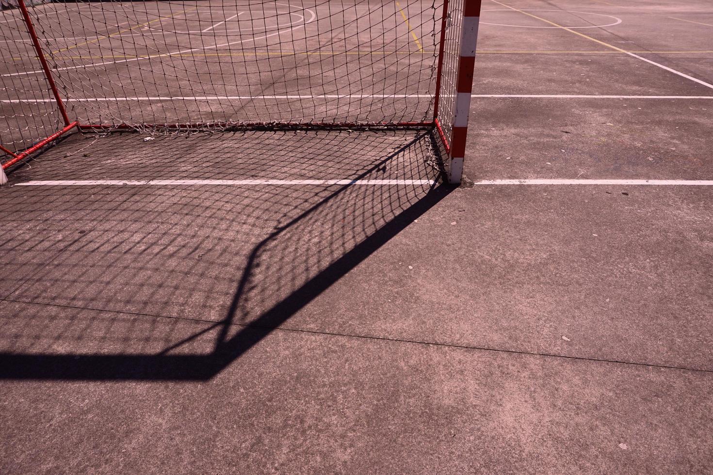 sombra do gol de futebol de rua no campo foto