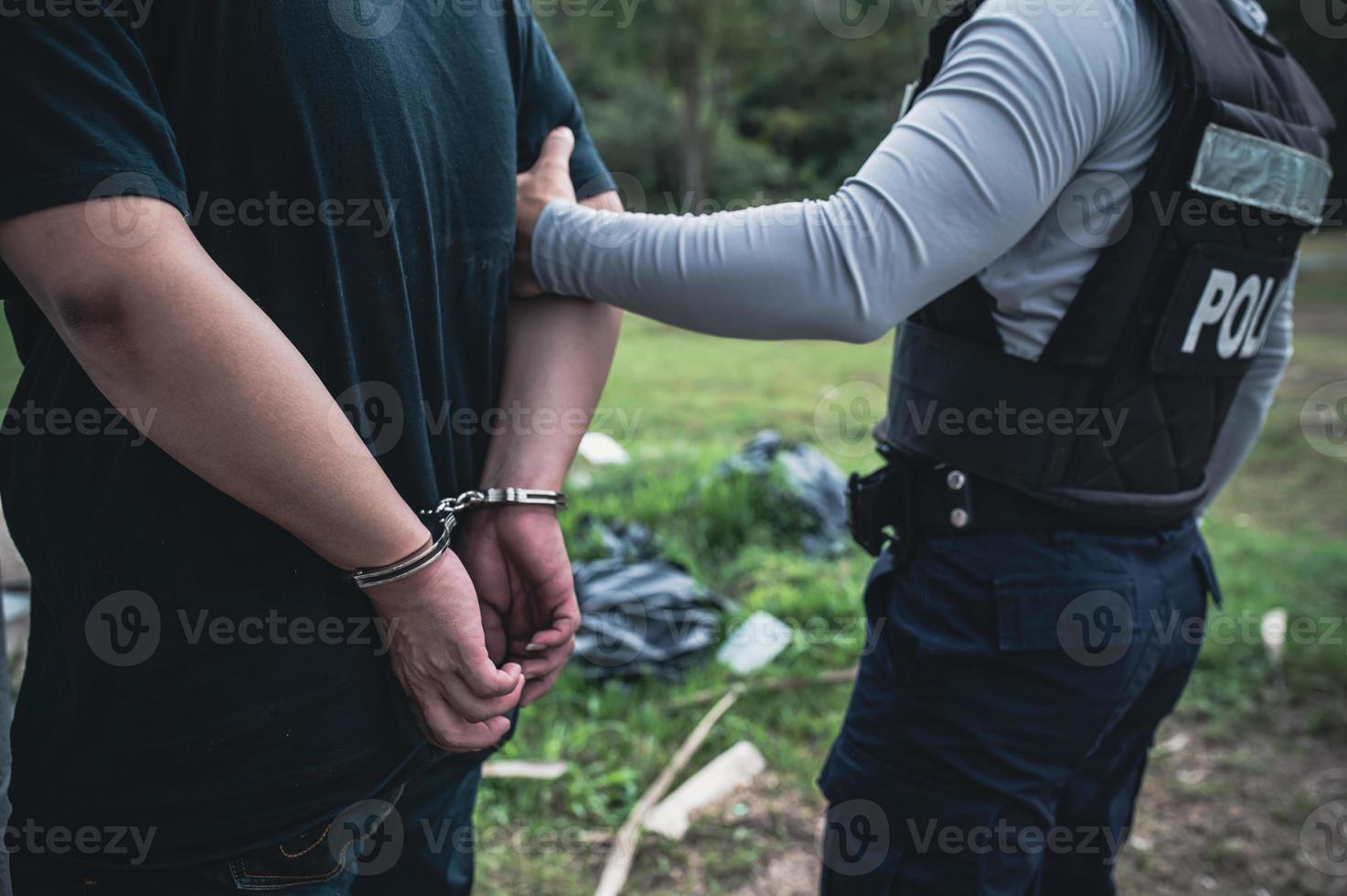 polícia e ladrao conceito, o policial pegar criminosos pausa a lei foto