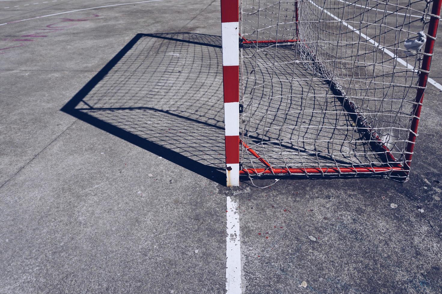 sombra do gol de futebol de rua no campo foto