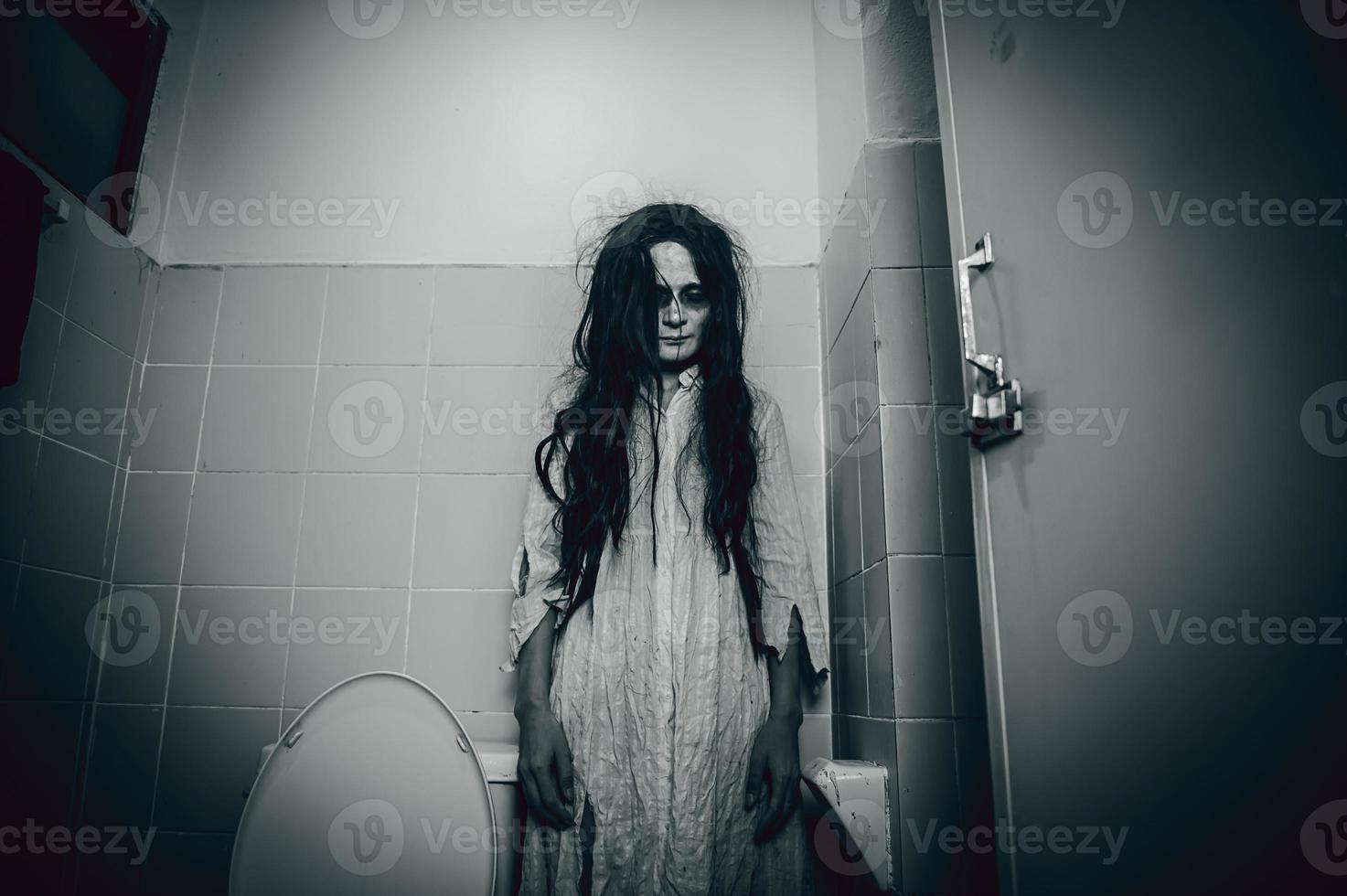 retrato de mulher asiática compõem fantasma, cena de terror assustadora para fundo, conceito de festival de halloween, cartaz de filmes de fantasmas, espírito raivoso no apartamento foto