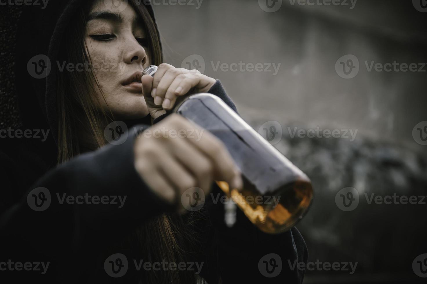 retrato do viciado droga ásia mulher, alcoólatra mulher conceito foto