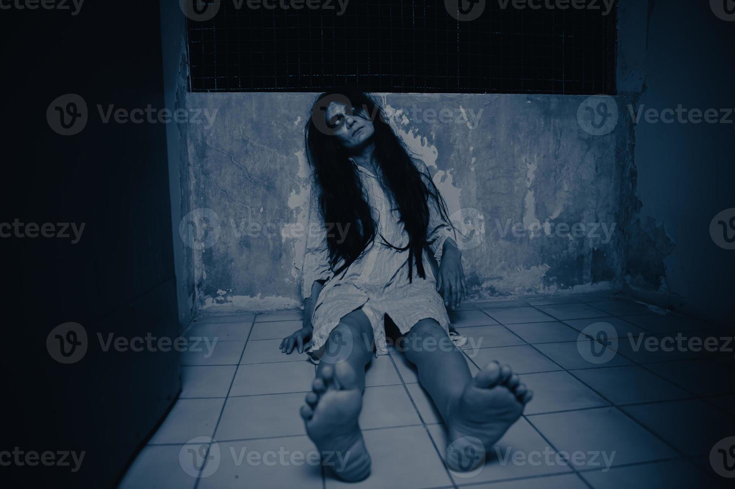 retrato de mulher asiática compõem fantasma, cena de terror assustadora para fundo, conceito de festival de halloween, cartaz de filmes de fantasmas, espírito raivoso no apartamento foto