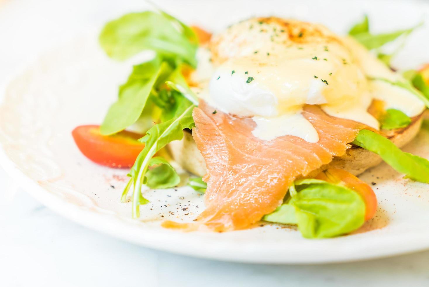 ovos pochê com salmão e salada de rúcula foto